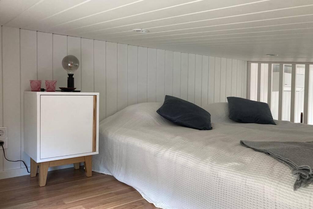 Cabin In The Woods, Close To Lake Maelaren 에스킬스투나 외부 사진